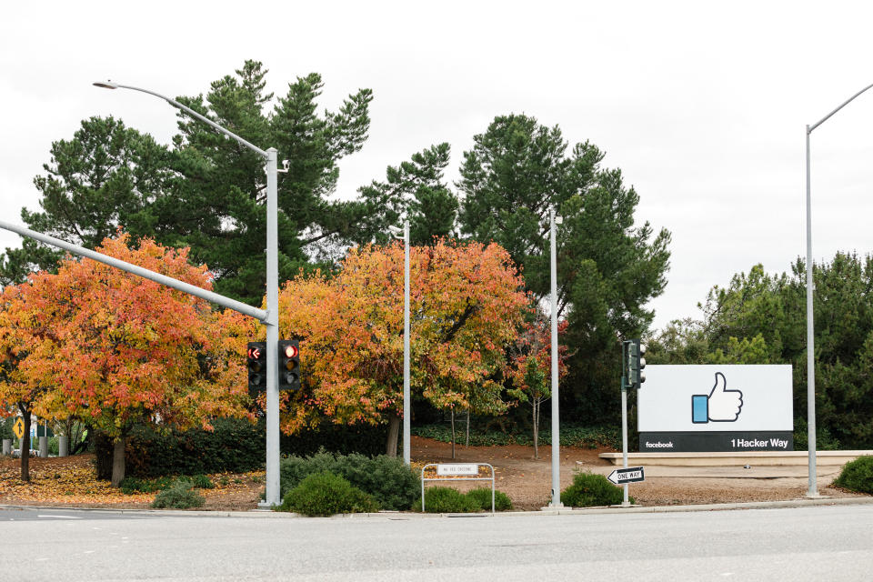 ARCHIVO -- Un letrero de Facebook con el conocido símbolo de me gusta en su campus en Menlo Park, California, el 5 de diciembre de 2019.