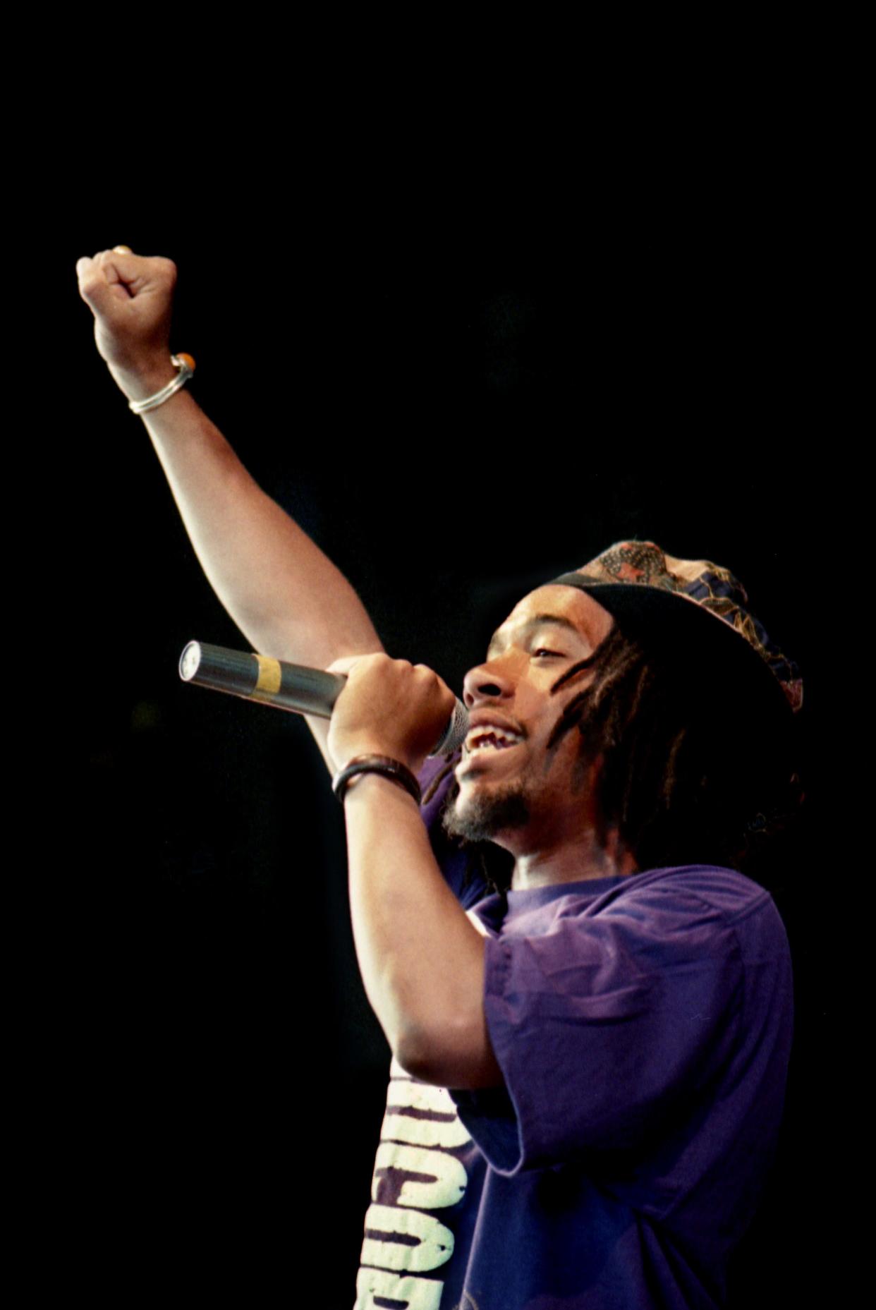 Todd Thomas, better known as Speech, and the group Arrested Development performs for the packed Starwood Amphitheatre during the 12-hour Lollapalozza '93 July 6, 1993.