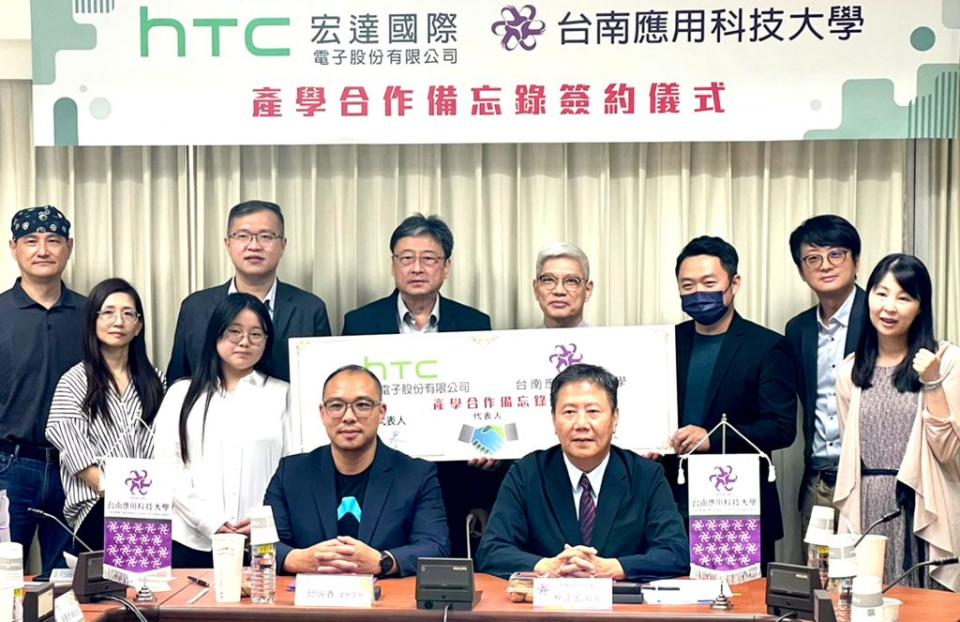 南應大校長楊正宏（前右）與ＨＴＣ處長簡瑞春（前左）簽訂產學合作意向書，將透過彼此專業與資源整合推動虛擬實境。<br />　（記者汪惠松攝）