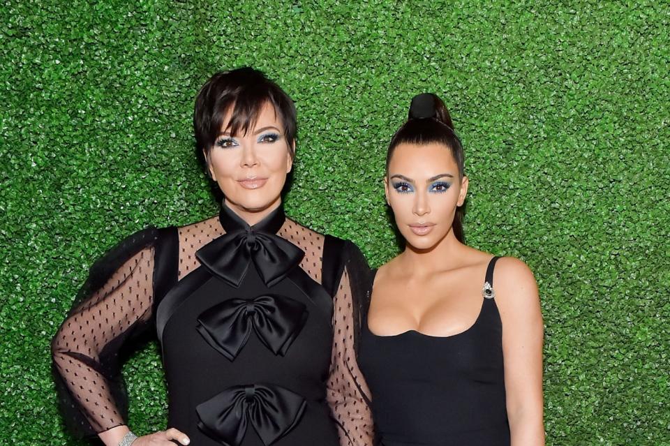 Todas las hermanas Kardashian guardan gran parecido entre ellas y con su madre, pero Kim Kardashian se lleva la palma. La empresaria y Kris Jenner son prácticamente iguales, excepto por el característico corte de pelo de la matriarca. (Foto: Stefanie Keenan / Getty Images)