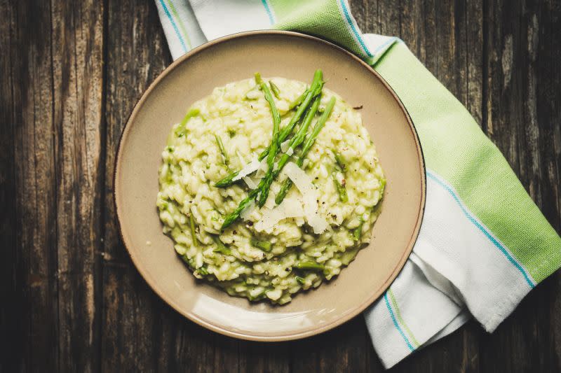 Serviere Spargel als Hauptzutat in einem vegetarischen Risotto. (Getty Images)