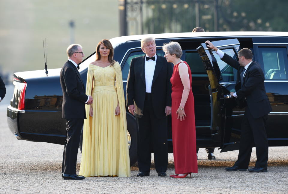 UK23. OXFORDSHIRE (REINO UNIDO), 12/07/2018.- La primera ministra británica Theresa May (d) y su esposo Philip May (i) reciben al presidente estadounidense, Donald Trump (2d), y a su esposa Melania Trump (2i), antes de una cena con líderes empresariales hoy, jueves 12 de julio de 2018, en Oxfordshire (Reino Unido). Trump y su esposa, Melania, fueron recibidos hoy en el palacio de Blenheim, en el condado de Oxfordshire (Inglaterra), con una solemne ceremonia militar antes de su cena con empresarios británicos. Trump llegó hoy a Londres procedente de Bruselas para iniciar su primera visita oficial al Reino Unido. EFE/Geoff Pugh/POOL