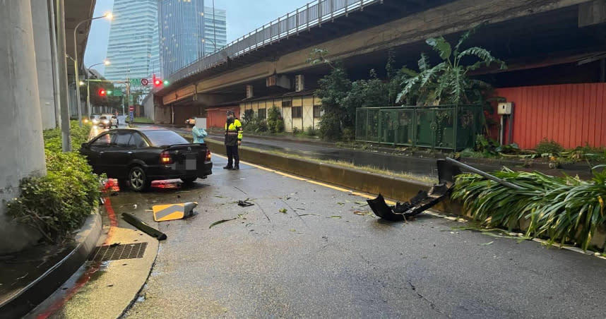 北市南港環東大道日前發生一起車禍事故，一輛小轎車噴飛對向車道，警方到場後也發現駕駛酒駕。（圖／翻攝畫面）