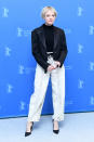 Jella Haase setzt bei dieser Berlinale mit Vorliebe auf lässige Blazer-Looks. Diese Kombi aus femininer Highwaist-Marlene-Hose, schwarzem Jackett und androgynem Pagenschnitt ist keine Ausnahme. (Bild:Matthias Nareyek/Getty Images )