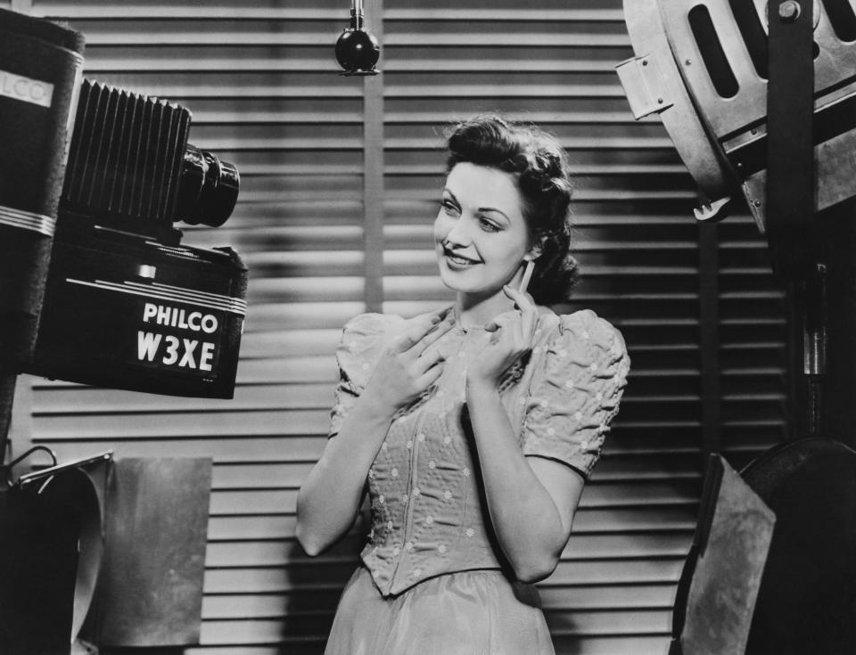 Lillian Eggers advertises cigarettes in 1940. (Photo: Keystone-France/Gamma-Keystone via Getty Images)