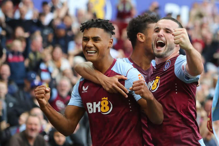 Ollie Watkins, autor de un hat trick para Aston Villa, festeja junto con John McGinn