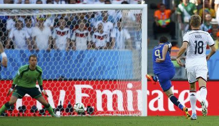 Argentina's Gonzalo Higuain (2nd R) shoots but fails to score a goal against Germany during their 2014 World Cup final at the Maracana stadium in Rio de Janeiro July 13, 2014. REUTERS/Kai Pfaffenbach