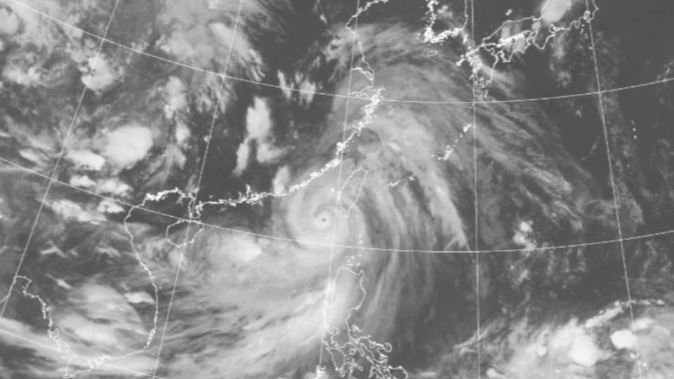 明天清晨中、南部還在暴風圈範圍內，直到登陸中國福建後，強度才會減弱。（圖／翻攝自中央氣象局）
