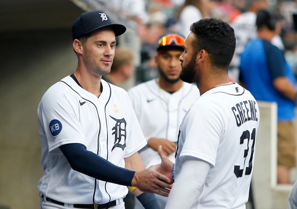 Ryan Kreidler, a la izquierda, de los Tigres de Detroit, quien fue convocado el jueves, saluda a Riley Greene antes de un partido contra los Reales de Kansas City en el Comerica Park de Detroit el viernes 2 de septiembre de 2022.