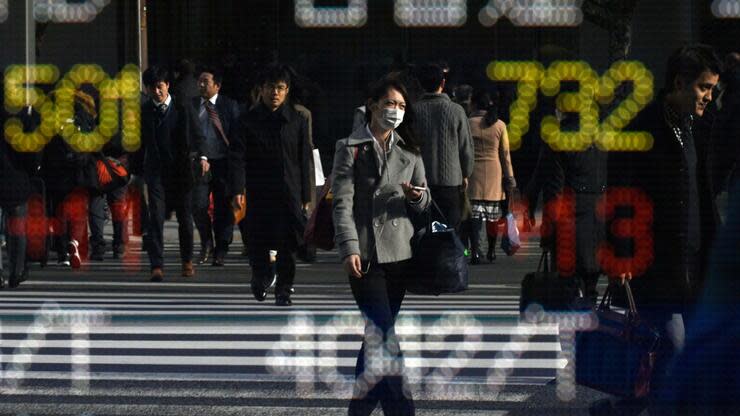 Spieglung in einer Anzeigetafel der Börse in Tokio. Foto: dpa