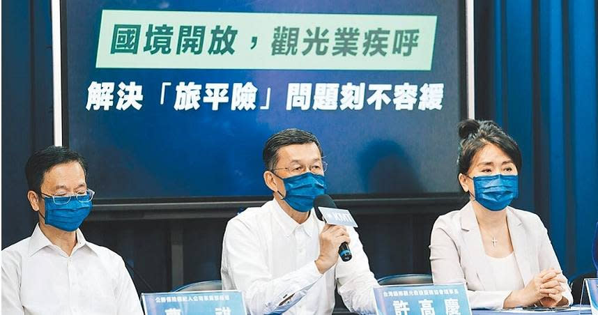 國民黨22日邀請觀光業者包括台北城市科技大學觀光事業系助理教授李奇嶽、台灣國際觀光救援服務協會理事長許高慶（中）、公勝保險經紀人公司事業部經理曹祺（左）出席，國民黨立法院財委會立委李貴敏（右）與會，呼籲政府應該盡速協調保險業，恢復海外突發疾病的理賠保單，或由政府出面、比照日本政府推出旅遊健康保險保單。（圖／報系資料照）