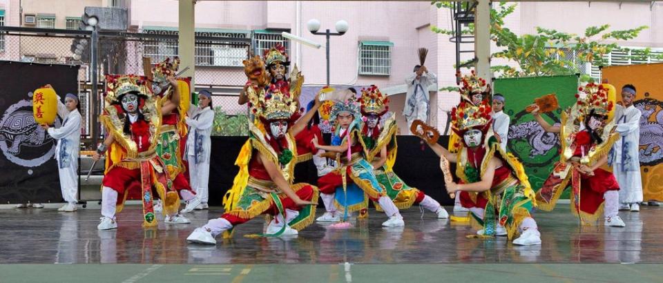 獲台南市國中組創意藝陣冠軍的成功國中以台北青山王祭的「八將」為主題，中間有一童子，八將的扮相接近官將首。 （記者陳俊文攝）