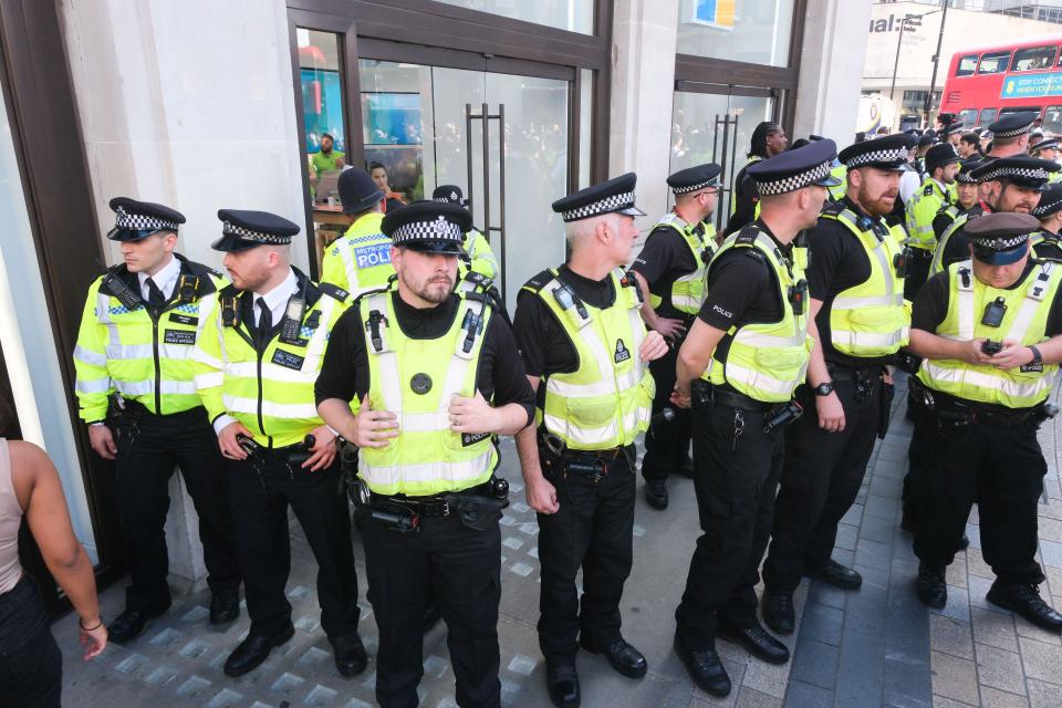 Oxford Street, London, UK. 9th Aug 2023. Police and large groups of young people in Oxford Circus hours after the mass TikTok crime was due to take place. Credit: Matthew Chattle/Alamy Live News
