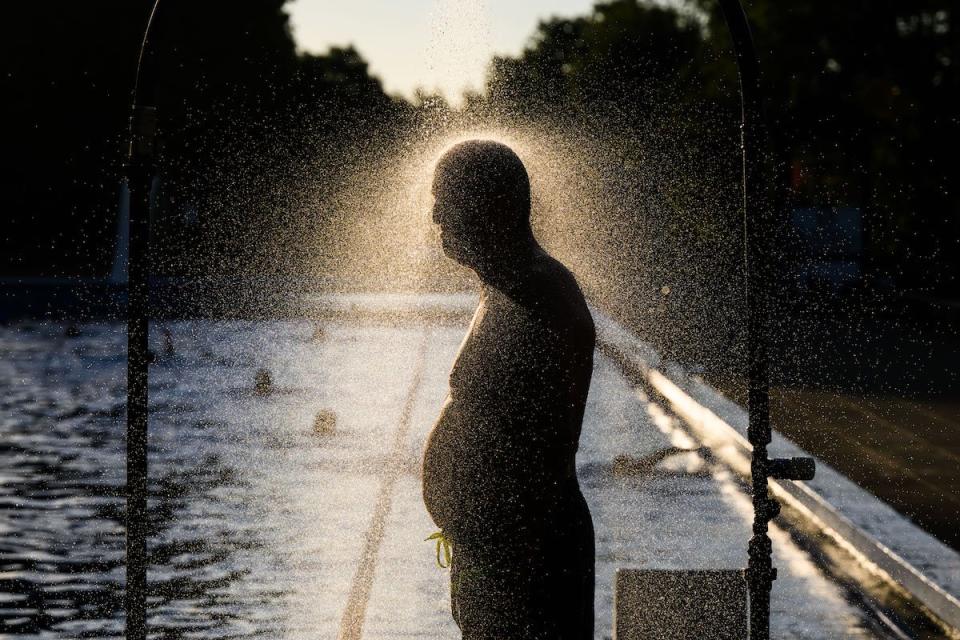 Ein Mann duscht sich im Annabad in Hannover ab. Wasser wird in Deutschland zunehmend zum knappen Gut.  - Copyright: Julian Stratenschulte/picture alliance via Getty Images