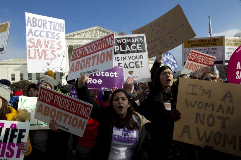 反墮胎人士企圖透過法律訴訟上訴到最高法院，推翻「羅伊訴韋德案」判決，圖為華盛頓特區的抗議墮胎禁令的示威群眾。（美聯社）