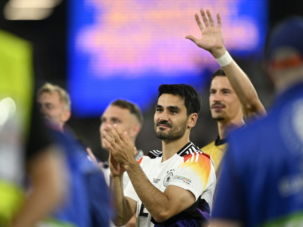 Ilkay Gündogan bedankt sich bei den Fans (INA FASSBENDER)