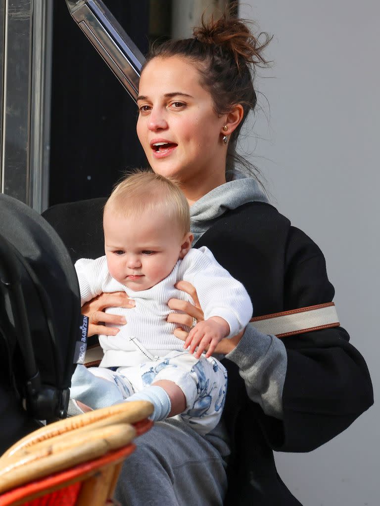 Alicia Vikander, actriz de perfil bajo, con su hijo disfrutando de unos días en Paris