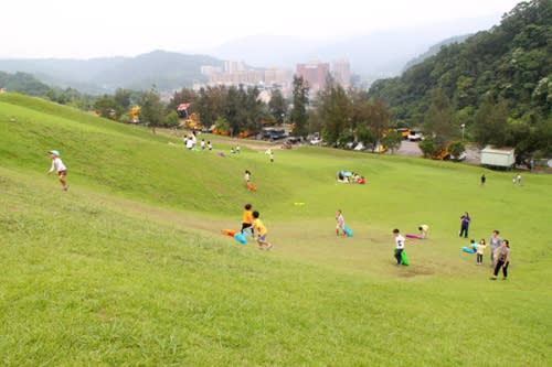 【台北文山區】福德坑環保復育公園─滑草、放風箏、騎單車！