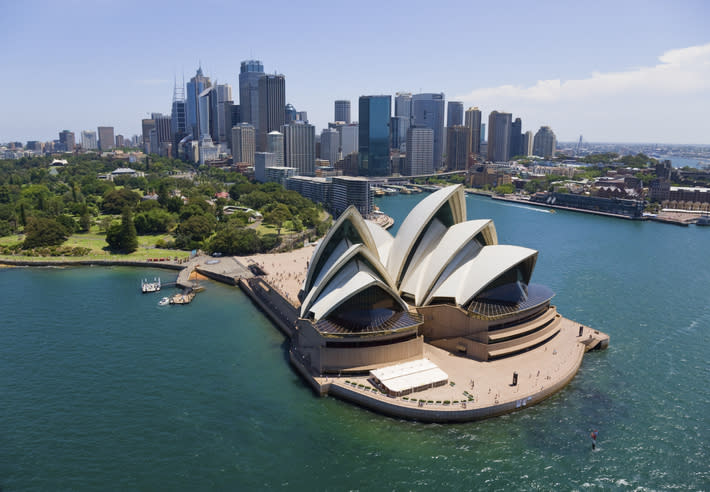 <strong>9e - Sydney (Australie)</strong>. Si en 2019, elle grimpait sur le podium des mégapoles les plus agréables du monde, cette année, Sydney rime avec stressée. Les habitants de la ville la plus peuplée du 6e continent angoissent notamment devant le coût du logement, qui est 11 fois plus élevé que le revenu médian d’un foyer. Le prix du titre de transport mensuel est également très cher et impacte le moral puisqu’il est de 184 dollars australiens… environ 114 euros ! Ce tarif est le deuxième plus onéreux de toutes les villes analysées pour ce classement. ©<em>Getty Images</em>