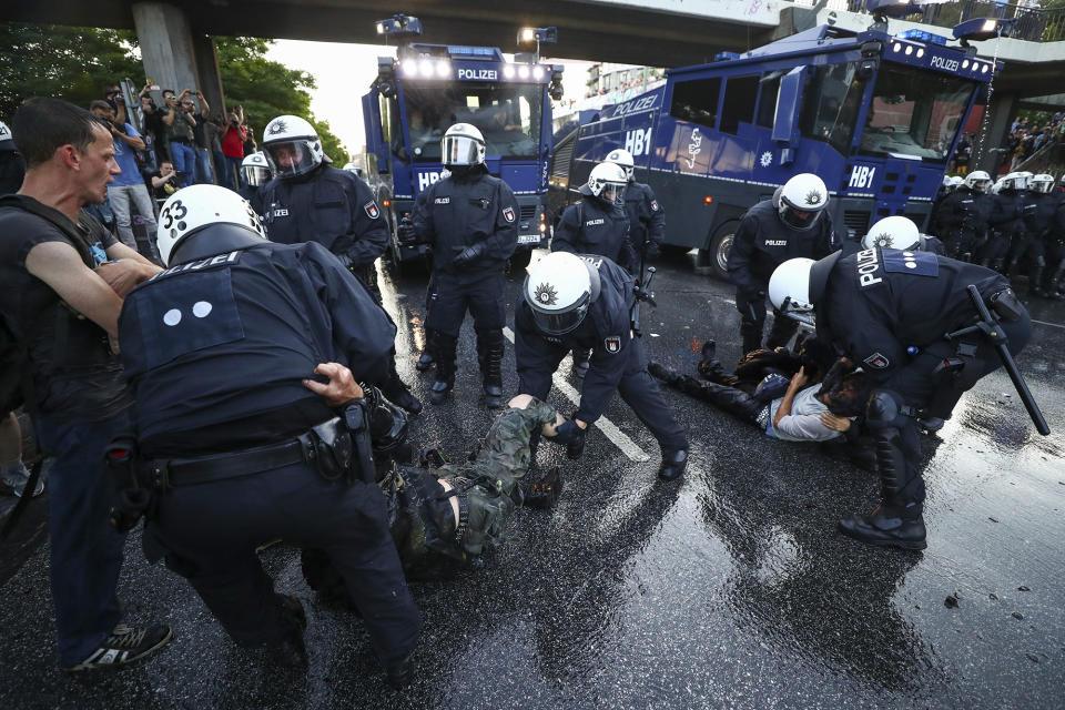 <p>German riot police detain protesters during the demonstrations during the G20 summit in Hamburg, Germany, July 6, 2017. (Photo: Pawel Kopczynski/Reuters) </p>