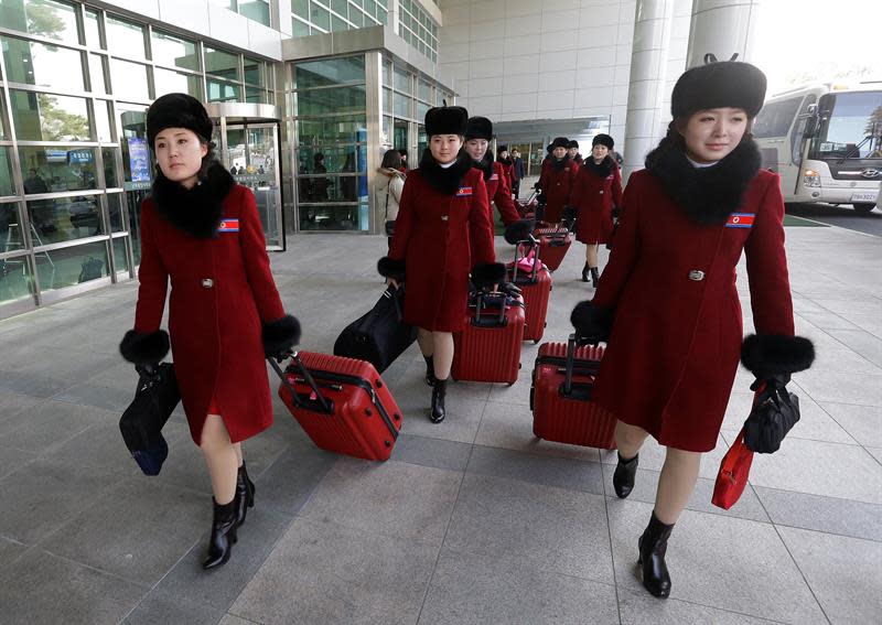 Los grupos de animadoras de Corea del Norte llegan a la oficina de tránsito de Corea hoy, miércoles 7 de febrero de 2018, cerca de la zona desmilitarizada en Paju (Corea del Sur). Una delegación de Corea del Norte, incluidos miembros de un grupo de animadores entrenado por el estado, llegó a Corea del Sur para los Juegos Olímpicos de Invierno de Pyeongchang 2018. EFE