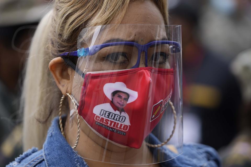 Una simpatizante del candidato presidencial Pedro Castillo porta una mascarilla con el rostro de Castillo el miércoles 9 de junio de 2021 durante una marcha, en Lima, Perú. (AP Foto/Martín Mejía)