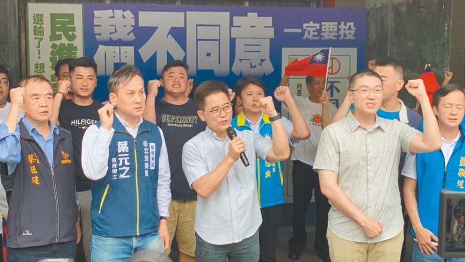 國民黨13日發起反罷免基隆市長謝國樑（前排右二）行動，於基隆市黨部舉行「反惡罷、挺善樑」看板揭幕。國民黨秘書長黃健庭（前排右三）及立委葉元之（前排左二）、立委林沛祥及藍營議員到場挺謝。（徐佑昇攝）