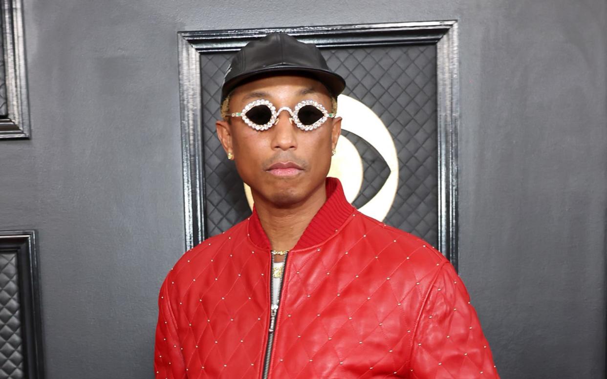 Mit diesem modisch gewagten Outfit sorgte Pharrell Williams für Aufsehen bei der Grammy-Verleihung. Nun übernimmmt der Sänger den Posten des Kreativchefs bei Louis Vuitton. (Bild: Getty Images / Amy Sussman)