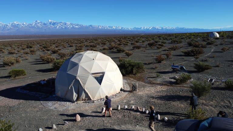 La propuesta consta de tres domos separados por 300 metros en una reserva natural de 26.000 kilómetros cuadrados frente a la Pampa del Leoncito