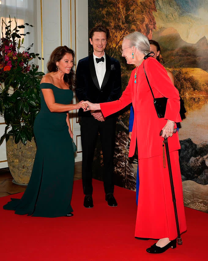 La reina Margarita saluda a la actriz Sidse Babett Knudsen en el estreno de Ehrengard