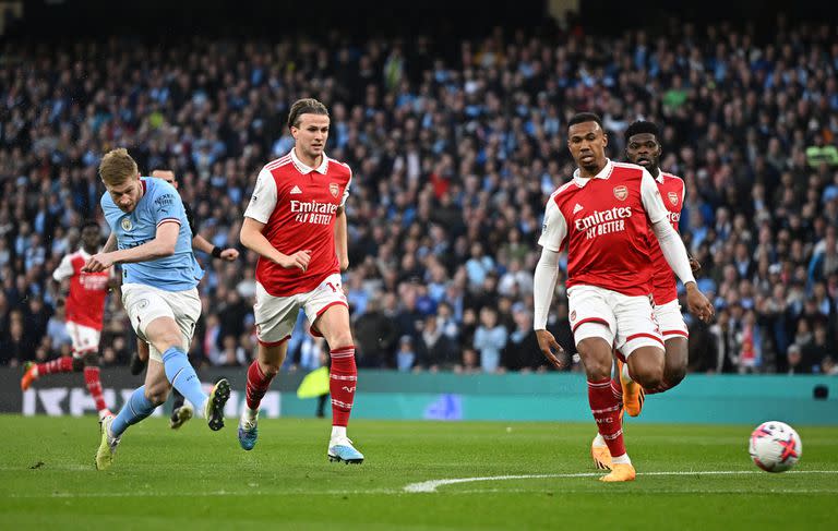 De Bruyne remata de derecha y marca el primer gol de Manchester City ante Arsenal