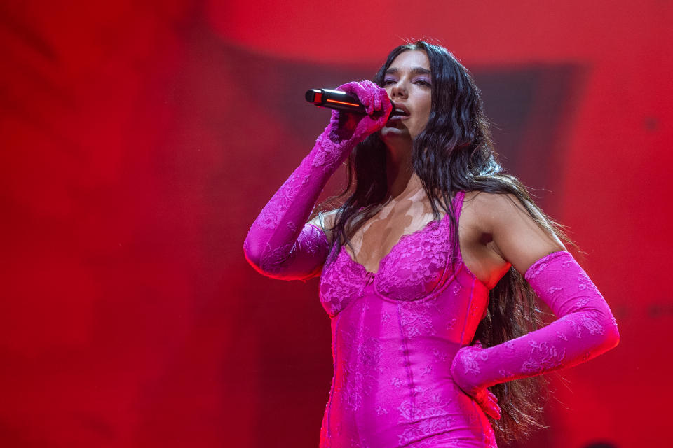 OSLO, NORVÈGE - 26 JUIN : Dua Lipa se produit sur scène à Oslo Spektrum le 26 juin 2022 à Oslo, Norvège.  (Photo de Per Ole Hagen/Getty Images)