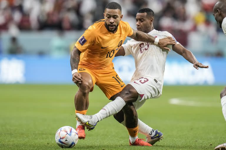 Memphis Depay debió esperar en el banco durante los primeros dos partidos mientras se recuperaba de una lesión; en el 2-0 contra Qatar volvió a la titularidad.