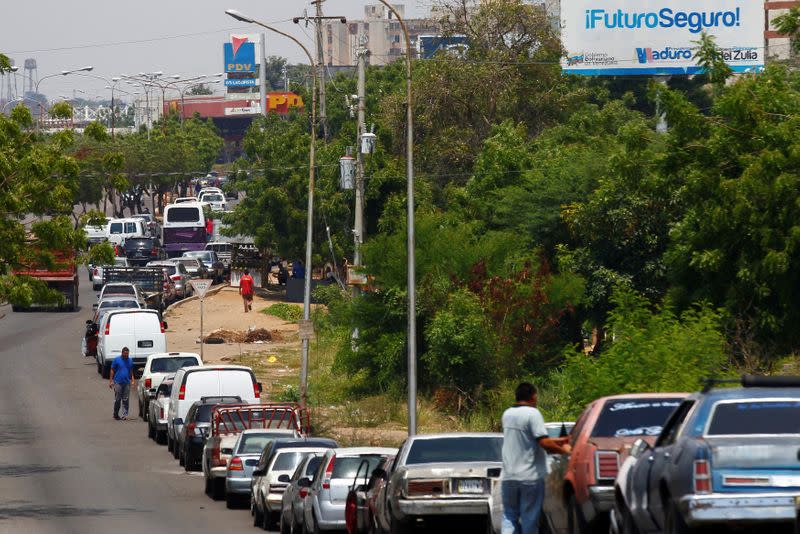 FOTO DE ARCHIVO: Una larga cola de personas espera en sus coches para poder cargar combustible en las estaciones de servicio de la estatal venezolana PDVSA, en Maracaibo, Venezuela