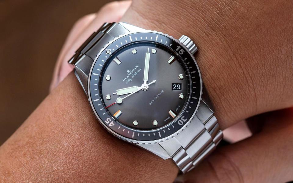 五十噚深潛器腕錶，三針功能版本，43mm不鏽鋼錶殼鍊帶，1315型自動上鍊機芯，動力儲存5日，防水深度300米，建議售價NT$416,000。