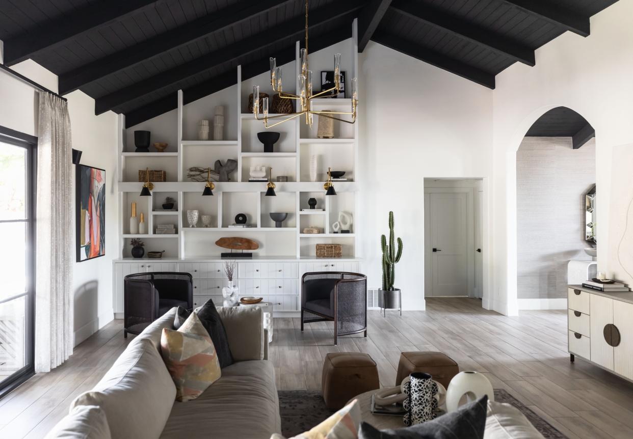  The dark ceiling: white living room with dark ceiling by Living with Lolo . 