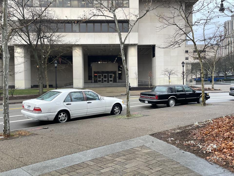 mercedes benz s class and lincoln continental