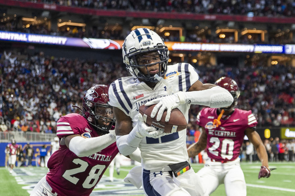 Travis Hunter z Jackson State strzela drugiego gola w drugiej połowie meczu futbolowego NCAA Celebration Bowl przeciwko North Carolina Central w sobotę, 17 grudnia 2022 r., w Atlancie.  (AP Photo/Hakim Wright Sr.)