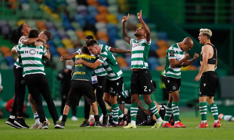 Foto del martes del plantel del Sporting de Lisboa celebrando tras ganar la liga de Portugal.