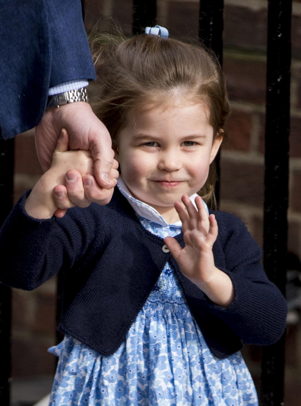 Princess Charlotte and Prince George just arrived to the hospital to meet their little brother, and the photos are too cute for words. I can't handle it.