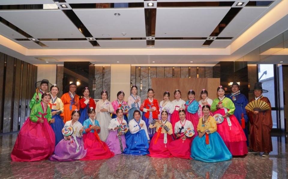 台南婦幼關懷協會週年慶，會員大展才藝。 （記者張淑娟攝）