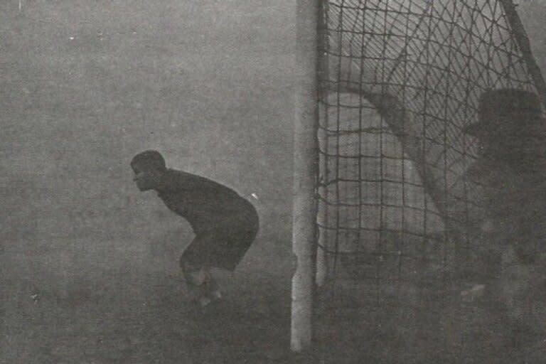 La foto real de Sam Bartram minutos antes de suspender el partido en 1937
