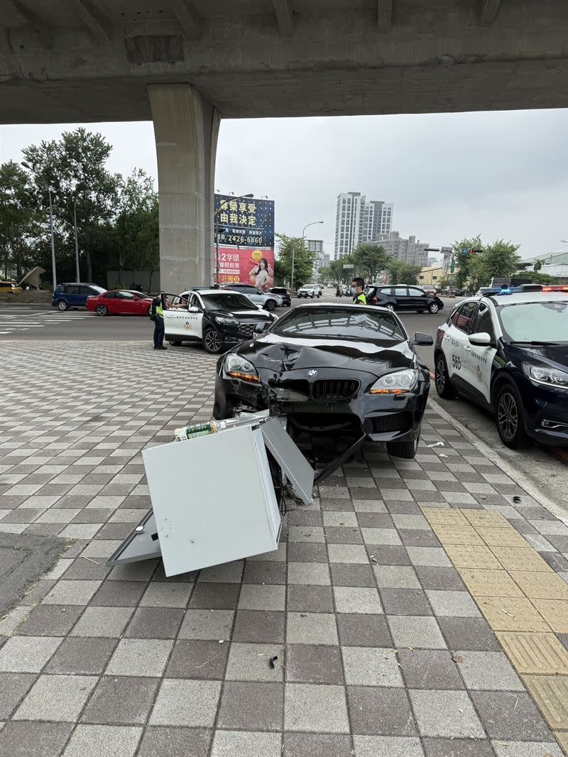 台中BMW男撞死無辜路人，肇逃後又撞上電箱才停下。（圖／翻攝畫面）