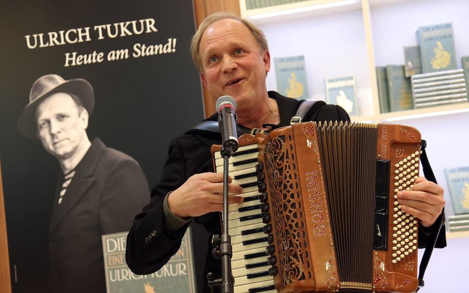 <p>Seit über 20 Jahren ist Ulrich Tukur Teil der nach eigener Aussage "besten Tanzkapelle Europas": als Sänger, Pianist, Akkordeonist und natürlich prominentes Aushängeschild der Rhythmus Boys. "Musik ist für mich der Anker im Leben", erklärte Tukur einst im Interview mit der Agentur teleschau. (Bild: 2013 Getty Images / Hannelore Foerster)</p>