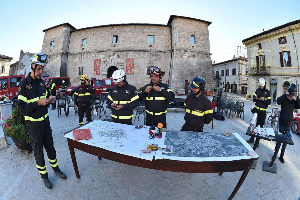 <p>Vigili del fuoco. Proroga al 31 dicembre 2017 per la validità delle procedure per la copertura dei posti di capo reparto e capo squadra dei vigili del fuoco. Slitta invece al 31 gennaio 2018 il termine entro cui il presidente del Consiglio può richiedere dare il via libera all’autorizzazione di colloqui personali con detenuti e internati per acquisire informazioni per prevenire delitti con finalità terroristica di matrice internazionale. (Photo by Giuseppe Bellini/Getty Images) </p>