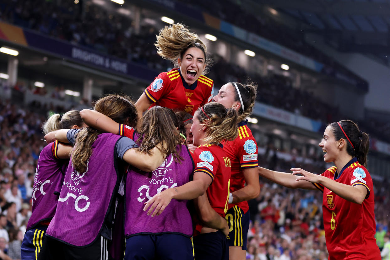 España celebra el gol anotado ante Inglaterra en los cuartos de final de la Eurocopa. (Foto: Naomi Baker / Getty Images).