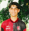 <p>Rafael Márquez inició su andar por el mundo del balompié, con el Atlas de Guadalajara. En el torneo Invierno 1996, arrancó una historia de éxito del futbol mexicano. En la fecha 11 saltó al terreno de juego, frente los Pumas de la UNAM, en un empate a dos. Para 1999 llegaría a la final, frente al Toluca, misma que perderían en penales. / Foto: Twitter @ParlonsFoot237 </p>