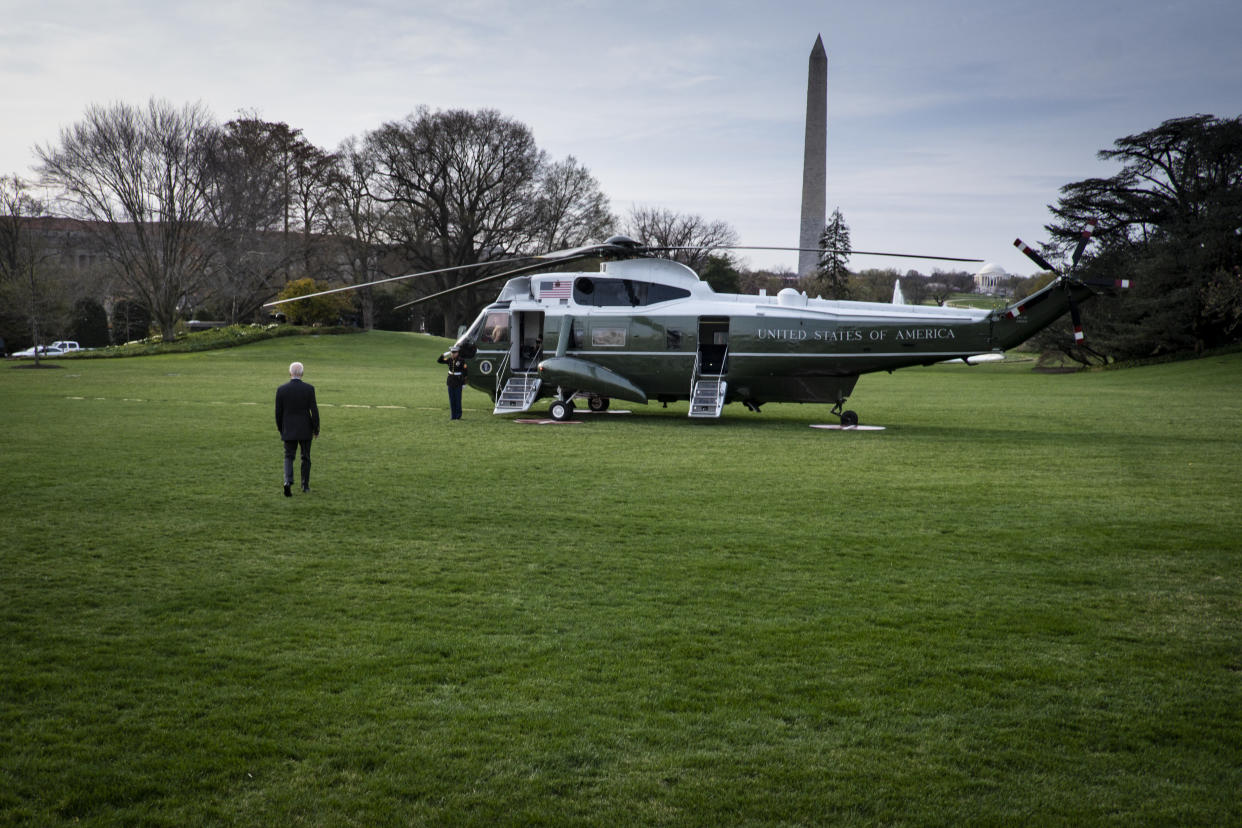 El presidente Joe Biden camina hacia el Marine One en el jardín sur de la Casa Blanca en Washington, el 23 de marzo de 2022. (Pete Marovich para The New York Times)