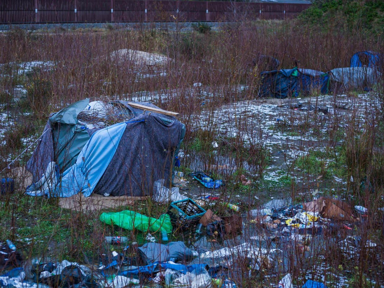 Hundreds of refugees in Calais have been enduring freezing temperatures. Some put tents up, but local police are known to take them down during the night: Futuro Berg/Help Refugees