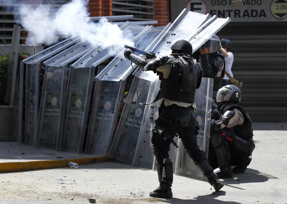 La policía lanza bombas lacrimógenas contra los manifestantes que protestan en contra del gobierno del presidente Nicolás Maduro este jueves 20 de marzo de 2014 en Caracas, Venezuela. REUTERS/Carlos Garcia Rawlins